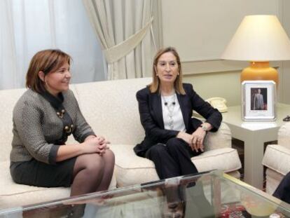 La ministra de Fomento, Ana Pastor, entre la consejera Isabel Bonig y el presidente de Cierval, José Vicente González.