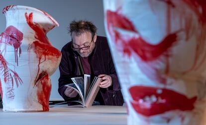 Miquel Barceló junto a dos de sus esculturas durante la exposición.