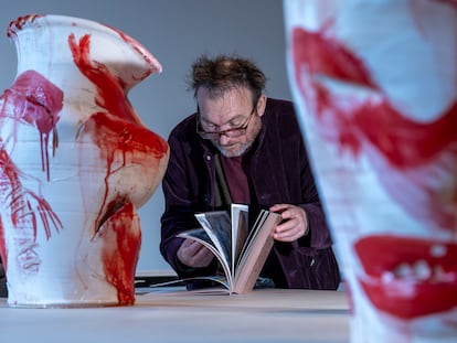 Miquel Barceló junto a dos de sus esculturas durante la exposición.