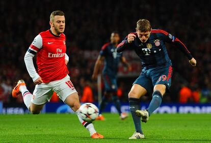 Jack Wilshere del Arsenal intenta detener el disparo deToni Kroos