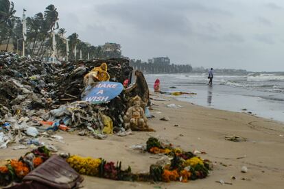 Ganpati (como también se conoce al festival) es una celebración hindú que venera a Ganesh, dios del buen augurio. Muy arraigado en Bombay, el ritual conlleva la creación de estatuas de la divinidad, hechas de materiales normalmente baratos y no biodegradables, y su inmersión en agua como colofón.