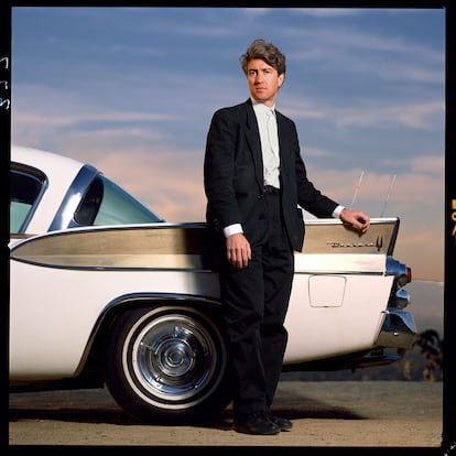 Desde los años 80, David Lynch se convirtió en uno de los directores más importantes del cine independiente de Estados Unidos.  En la imagen, el director posa delante de un vehículo Packard en Los Ángeles en 1986.