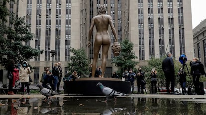 People gather for the public unveil of the newest work by artist Luciano Garbati, 'Medusa With The Head of Perseus', at Collect Pond Park in the Manhattan borough of New York City, U.S., October 13, 2020.,Image: 562765892, License: Rights-managed, Restrictions: , Model Release: no, Credit line: BRENDAN MCDERMID (Reuters / Contacto)