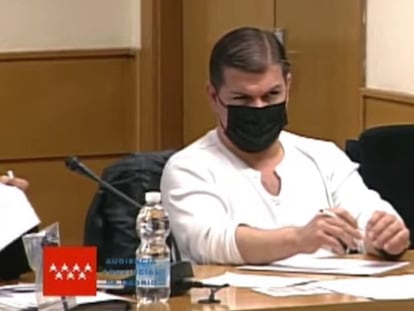 Captura de video del acusado César Román, el 'Rey del Cachopo', mientras comparece en una nueva sesión de su juicio por el asesinato de Heidi Paz.