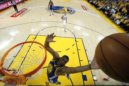 El jugador de los Warriors de Golden State Kevon Looney (c) atrapa un rebote contra los Clippers de Los Ángeles, durante el quinto partido de las series clasificatorias de la Conferencia Oeste de la NBA, en el pabellón Oracle Arena de Oakland, California (EE UU).