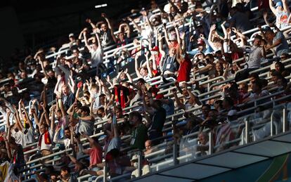 Los aficionados animan a los dos equipos durante el partido de cuartos de final de la Eurocopa 2020 de fútbol entre Suiza y España.