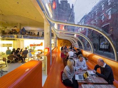 <p>Cerca del mercado de Spitafields y de Brick Lane se sitúa este exclusivo espacio de coworking donde coinciden algunos de los emprendedores más importantes de Londres y miembros de empresas como Google o Ermenegildo Zegna. Second Home aúna el diseño vanguardista con la mejor tecnología y un extenso programa de actividades inspiradoras. </p> <br> </br> <br> </br> <p>El espacio es un diseño de la firma española de arquitectura Selgascano, también presente en las otras tres futuras sedes de Second Home, una de ellas en Lisboa.</p>