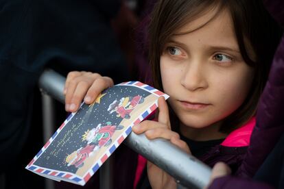 Una niña espera con su carta la llegada de los Reyes Magos esta tarde en el puerto de Barcelona. 