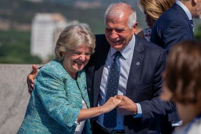 La comisaria europea de Cohesión y Reformas, Elisa Ferreira bromea con el Josep Borrell, vicepresidente de la Comisión Europea. 