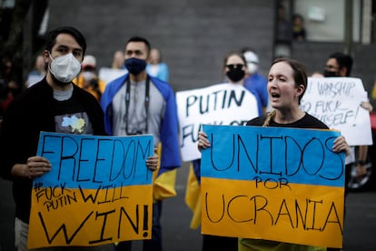 Personas protestan a las afueras de la embajada rusa de Ciudad de México contra la invasión a Ucrania. 