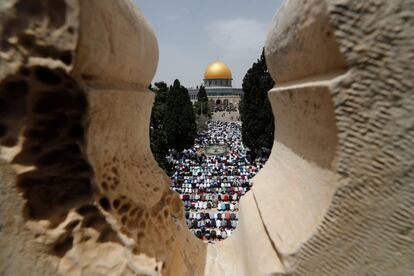 Fieles palestinos rezan en la mezquita Al-Aqsa de Jerusalén.