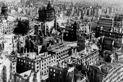 Una vista aérea de la ciudad de Dresde tras los bombardeos de la aviación aliada de 1945.