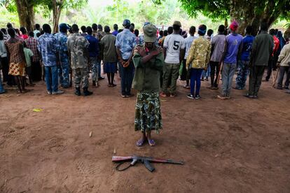 <p>Los padres de Nawai [nombre ficticio] huyeron a la República Democrática del Congo en 2016 con el recrudecimiento del conflicto, y ella fue secuestrada junto con sus dos hermanas mientras caminaban hacia casa. Una de las dos menores fue devuelta a la aldea días después, ya que no paraba de llorar. Durante dos años, Nawai, que hoy tiene 15 años, compartió una habitación pequeña con otras chicas del grupo y se vio obligada a cocinar, limpiar y buscar agua para los hombres armados. "Una vez me pidieron que recogiera agua, y cuando volví, dijeron que me tomaba demasiado tiempo y amenazaron con golpearme", recuerda. Ahora quiere regresar a la escuela.</p> <p>La última liberación de menores de las filas de grupos armados forma parte de un proceso apoyado por Unicef y ha tenido lugar en la comunidad rural de Bakiwiri, a una hora en coche de Yambio, en el estado de Equatoria Occidental. Durante la ceremonia, los niños fueron formalmente desarmados y provistos de ropas civiles. Ahora se llevarán a cabo exámenes médicos y los niños recibirán asesoramiento, formación profesional y apoyo psicosocial. Se proporcionará asistencia alimentaria a sus familias durante tres meses.</p>