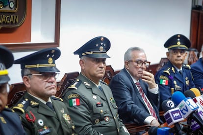 El gobernador Rubén Rocha (centro derecha) y el  comandante de la tercera región militar, Jesús Leana (centro izquierda) dan una conferencia de prensa este lunes en Culiacán.