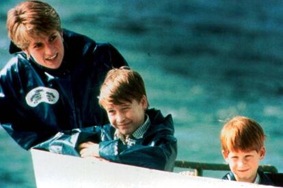 Diana de Gales con sus hijos, Guillermo y Enrique de Inglaterra. 