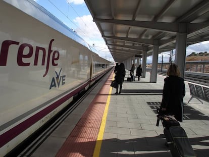 Varios pasajeros acceden a un tren de alta velocidad de Renfe.