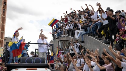 Simpatizantes saludan al candidato Edmundo González y la líder, María Corina Machado, en Carabobo, el 13 de julio.