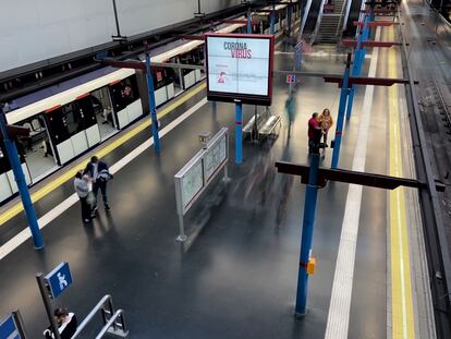 Instalaciones del metro con un panel publicitario en el que se anuncian medidas para evitar el contagio del nuevo coronavirus.