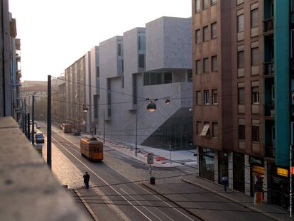 <strong>Universita Luigi Bocconi</strong> (2008), en Milán. Este edificio, ganador del World Building of the Year (premio al mejor edificio del año), ocupa una manzana entera de la ciudad. El diseño de las arquitectas parece el de un campus de pabellones y patios con una configuración vertical en lugar de horizontal. Las salas de conferencias y de reuniones, las oficinas, la biblioteca y la cafetería están proyectadas para albergar a 1.000 profesores y estudiantes, creando un sentimiento de comunidad desde dentro y hacia fuera, gracias también a las facilidades de conexión con la ciudad. |