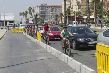Preparativos en La Línea para cobrar peaje a los vehículos que se dirijan a Gibraltar.