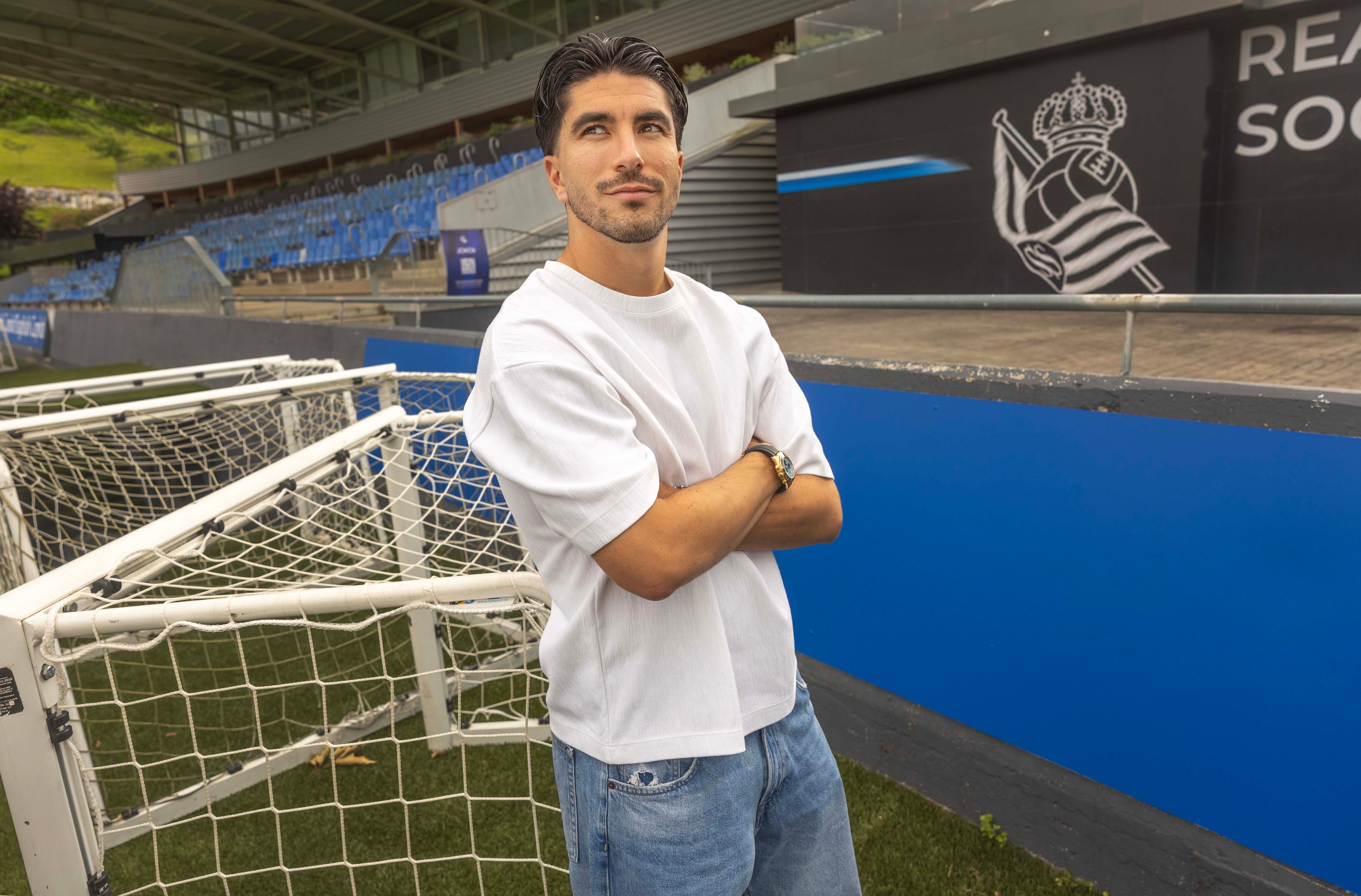 Carlos Soler, jugador de la Real Sociedad, posa en las instalaciones de Zubieta, la ciudad deportiva del club.