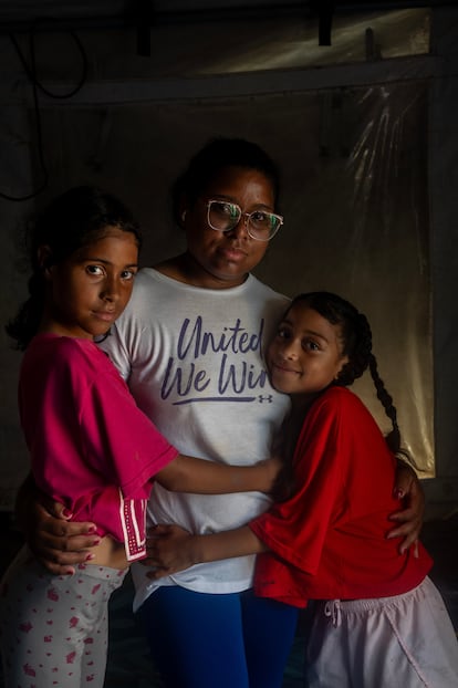 Osmari Vallenilla (33 años) y sus hijas Romina Cedeño (8) y Arantza Cedeño (10 años), procedentes de Venezuela.