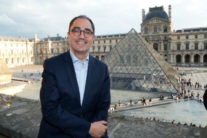 Jean-Luc Martinez posa ante el Museo del Louvre en 2019.