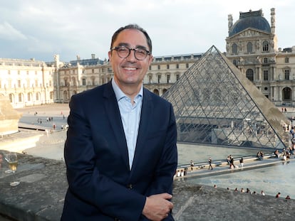 Jean-Luc Martinez posa ante el Museo del Louvre en 2019.