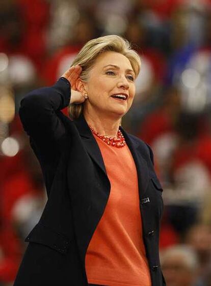 Clinton escucha a sus partidarios en un mitin ayer en Nashville.