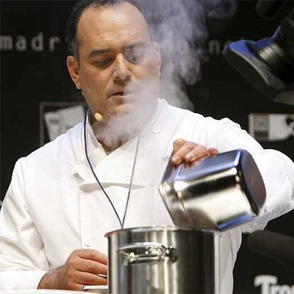 Ricardo Muñoz, sorprendió en el escenario de Madrid Fusión con la gran variedad de sopas del panorama culinario mexicano. Hay más 500, saladas y dulces, densas y ligeras, explicó. Chef y académico, es una referencia de la cocina contemporánea de su país, que quiere hacer llegar a los colectivos sociales: sus restaurantes son cantinas universitarias .