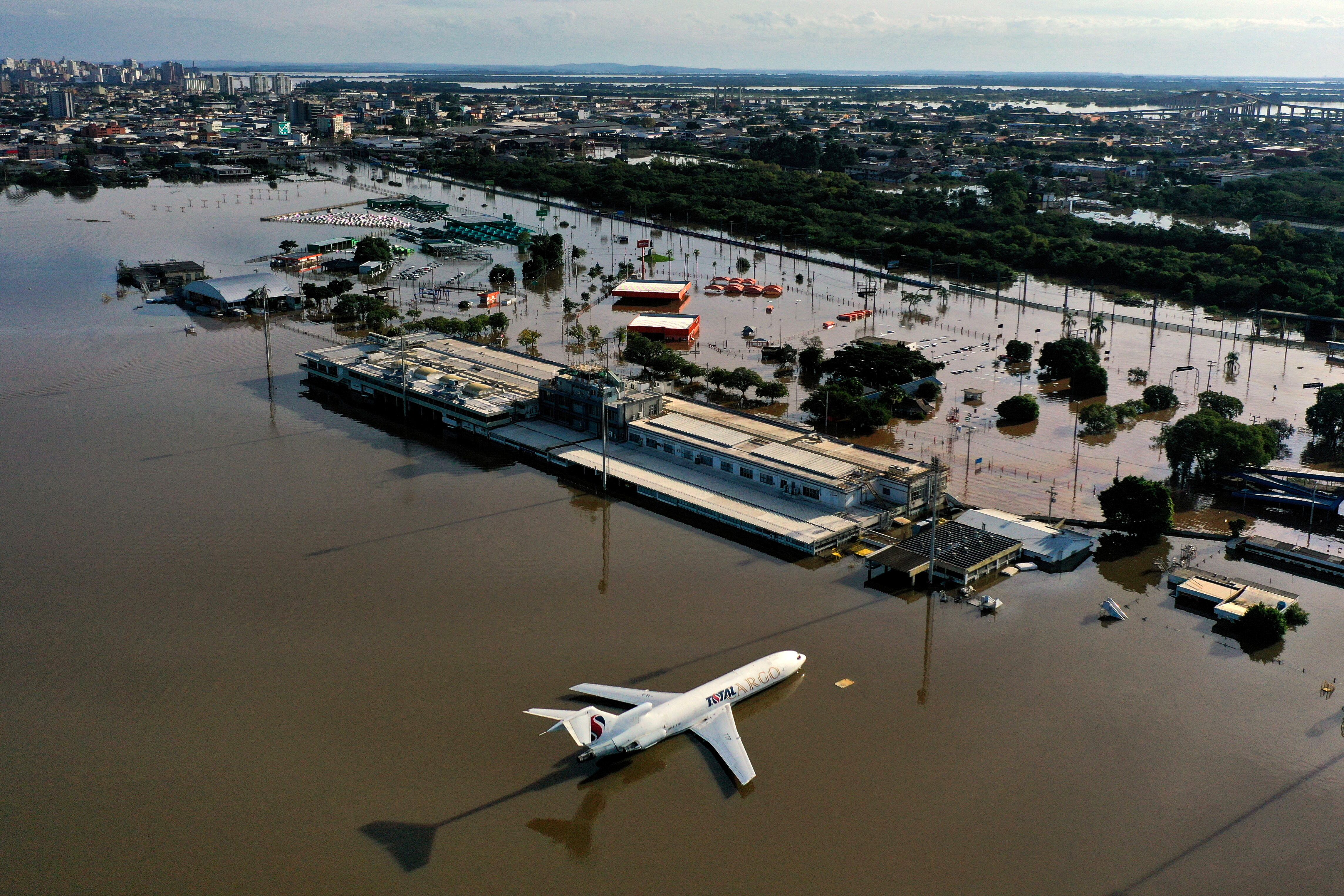 Vista aérea del aeropuerto internacional Salgado Filho en Porto Alegre, el 7 de mayo.