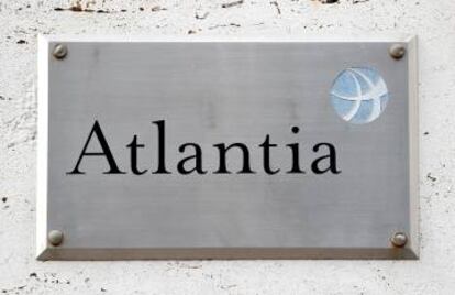 Logotipo del Grupo Atlantia fuera de su sede en Roma.