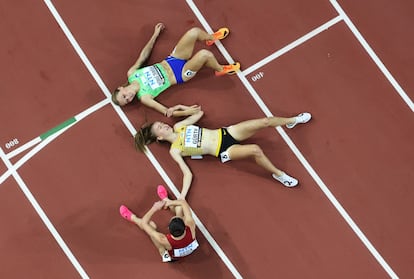 La atleta alemana Olivia Gurth (en el centro), junto a la eslovena Marusa Mismas y la albanesa Luiza Gega, tras cruzar la meta en la final de 3000 m con obstáculos, el día 27 de agosto.