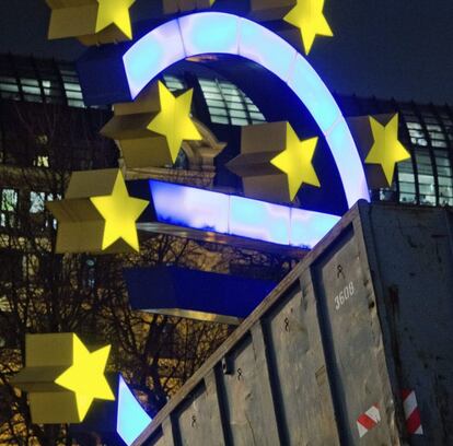Fotografía que muestra el símbolo del Euro junto a un contenedor de basuras en Fráncfort, Alemania, el 20 de enero de 2015.