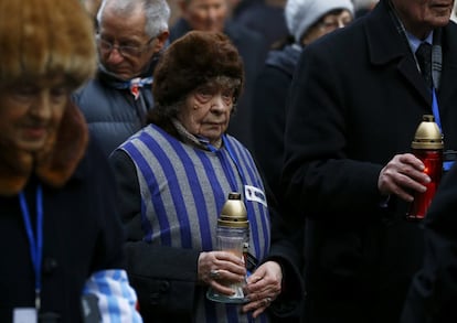 Uma sobrevivente do campo de concentração de Auschwitz durante a homenagem às vítimas em 27 de janeiro de 2016.