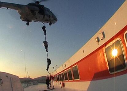 Policías griegos realizan un ensayo de seguridad en el puerto de El Pireo con vistas a los Juegos.