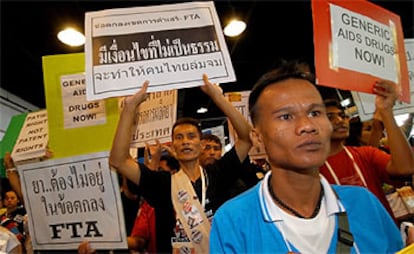 Manifestación de activistas en Bangkok para pedir que se potencien los medicamentos genéricos contra el sida.
