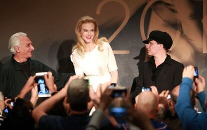 Nicole Kidman llega a la rueda de prensa celebrada en Cannes junto con el director Olivier Dahan (dcha.).