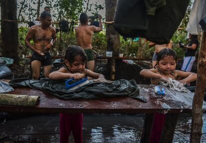Niños de las Fuerzas Armadas Revolucionarias de Colombia (FARC) lavan la ropa en un campamento de los Llanos de Yarí (Colombia). 