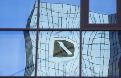 Sede de Deutsche Bank reflejada en Fráncfort (Alemania).