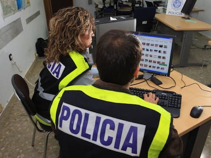 Agentes especializados en delitos inform&aacute;ticos, en una imagen de archivo.