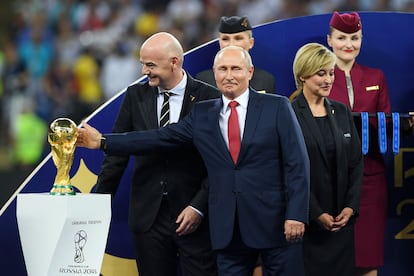 Putin toca la Copa del Mundo en presencia del presidente de la FIFA, Gianni Infantino, durante la final del mundial de fútbol celebrado en el estadio Luzhnikí en Moscú, el 15 de julio de 2018.