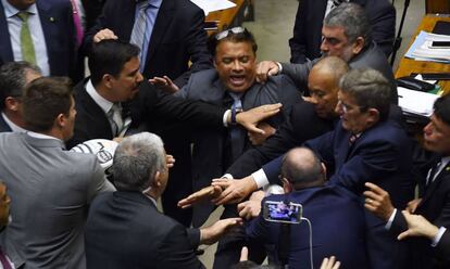 Tumulto durante a sess&atilde;o que decide o rumo da den&uacute;ncia contra Michel Temer, na C&acirc;mara. 