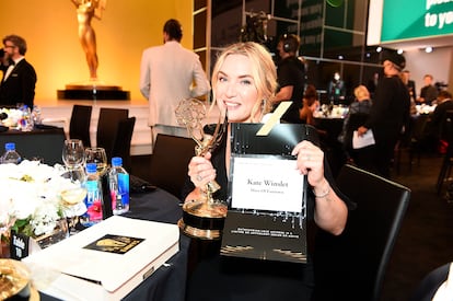 Kate Winslet muestra el sobre y su Emmy a mejor actriz protagonista en una miniserie.