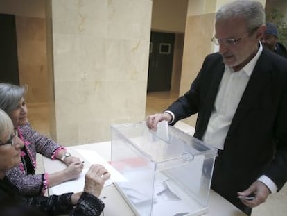 El rector reelegido de la Universitat de València, Esteban Morcillo, deposita su voto en la Facultad de Medicina.