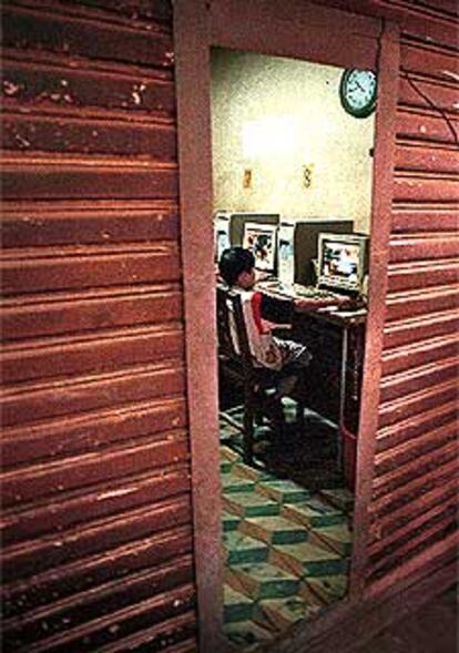 Un niño de corta edad juega con un ordenador.