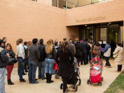 Colas de personas ante el Registro Civil de Orihuela