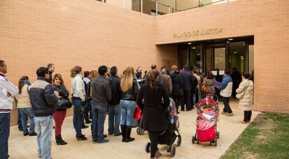 Colas de personas ante el Registro Civil de Orihuela