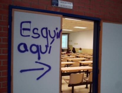 Acceso a una de las aulas de la facultad de Biología de la UAM.