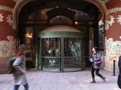 Una de la puertas de la entrada principal del Palau, destrozada